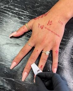 Tattoo Main, Designer Tattoo, Simple Hand Tattoos, Inspo Tattoo, Tattoo Designer, Shop Tattoo, Beauty Tattoo, Small Finger Tattoos, Hand And Finger Tattoos