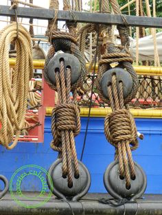 several ropes are attached to the side of a boat