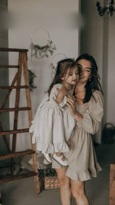 Mommy And Daughter Aesthetic, Mum And Daughter Aesthetic, Mom And Baby Aesthetic, Mom And Daughter Aesthetic, Mother Daughter Aesthetic, Sarcoline Aesthetic, Vestidos Retro