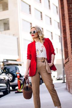 Red And Khaki Outfits, Red Blazer Outfit For Work, Red Blazer Outfit, Ootd Blazer, Blazer Ideas, Khaki Pants Outfit, Camel Pants, High Waisted Pants Outfit, Outfit Inspiration Women