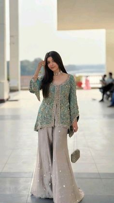 Welcome Party Dresses Pakistani, Indian Wedding Outfits Guest What To Wear, Engagement Dress For Guest Indian, Suit For Engagement Women, Winter Indian Wedding Outfits For Women, Wedding Sider Outfit, Heavy Traditional Indian Dresses, Wedding Guest Dress Desi, Winter Outfits For Indian Women