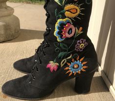 Traditional Embroidered Boots For Spring, Traditional Spring Boots, Traditional Fitted Boots For Spring, Traditional Fitted Boots With Floral Embroidery, Penny Lane Almost Famous, Boots Embroidered, Boots Boho, Boots Vintage, Gogo Boots