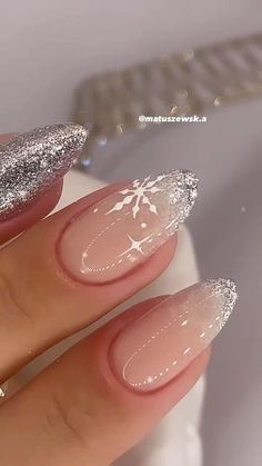 Sparkly Xmas Nails, Christmas Nails Nude Glitter, Design Nails 2023, Acrylic Nail Designs Classy, Design Nails, Nails 2023, Nail Jewelry, Oval Nails