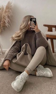 Cozy Beige Outfit, Cream Autumn Outfit, Beige Trainers Outfit Women, Vanilla Winter Outfit, Flattering Outfits For Pictures, Autumn Vibes Outfit, Cozy Elegant Outfit, Womens Casual Winter Outfits, Cream Leggings Outfit