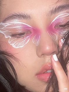 Light Colorful Makeup, Pink Butterfly Makeup, Creative Makeup Looks Colorful, Flower Makeup Looks, Matte Make Up, Face Art Makeup, Swag Makeup, Cool Makeup Looks