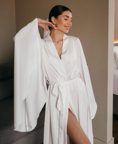 Elegant Bridal Kimono Robe with Train - High-Quality Silk, Custom Length & Colors Elevate your special day with our luxurious handmade bridal kimono robe, crafted from premium silk for an opulent, soft feel. Designed for comfort and style, this robe is perfect for the bride and her bridesmaids as they get ready for the big day. 🕊 Our Features: ◦ Material: Made from high-quality silk that drapes beautifully and feels incredibly smooth against the skin. ◦ Handmade & Customizable: Each robe is car Wedding Getting Ready Outfit, Bride Getting Ready Outfit, Bridal Kimono Robe, Bride Kimono, Silk Bridal Robe, Bridal Dressing Gown, Chic Loungewear, Wedding Getting Ready, Bridal Kimono