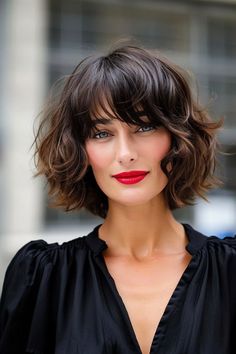 French Bob: 43+ schicke Varianten für einen Klassiker - hairtastic.de French Bob Shag, French Shag Haircut, Styles For Thinning Hair, French Shag, Waves With Bangs, Easy Short Hair Styles, Layers Tutorial, Butterfly Bob, Easy Short Hair