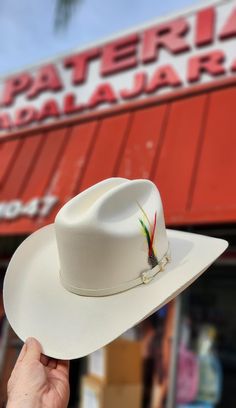 Sombrero Tombstone con pluma original. Horma Chaparral Refaldeado Falda/Brim: 10cm/4" Copa/Crown: 11cm/ 4 1/4" Telar Tombstone hat. With original feather. Style: Chaparral Refaldeado. Sporty Outfits Men, Cowboy Stuff, Wild Wild West, Leather Cowboy Boots, Outfits Men, Sporty Outfits, Tombstone, Cowboy Hat, Western Outfits