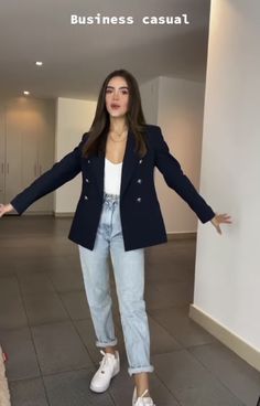 Casual Work Outfits Autumn, Light Blue Jeans Work Outfit, Melting Lady Style Outfits, Blazer Azul Outfit, Snow Day Outfits, Aesthetic Outfits Winter, Corporate Outfit, Blazer Outfit Ideas, For School Outfits