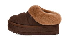 UGG prépare l'hiver 2023 en continuant de revisiter un modèle qui a fait sensation en 2022, la Tasman.  Cette UGG Tazzlita Hardwood présente une base en daim marron foncé de haute qualité. Ici, l'habituelle tresse de la Tasman laisse place à un épais bracelet en UGGPLUSH marron, une laine recyclée associée à de la peau de mouton qui n'est autre que le prolongement de la doublure. La silhouette est complétée par une semelle plateforme de 4,4cm qui assure confort. SKU : 1146390-HARDate de sortie : Men's Beanies, Fashion Silhouette, Saltwater Sandals, Crocs Classic Clogs, Watching Movies, Platform Slippers, Air Jordan 3, 47 Brand