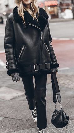 Outfit Con Montone, Black Shearling Jacket Outfit, Cold Fashion, Classic Style Outfits, Winter Fashion Outfits Casual, Woman Suit Fashion, Street Style Winter, Classy Women