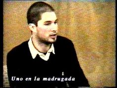 a man sitting in front of a tv screen with the words uno en la madrigada written on it