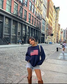 Fall 2023 Style, Cool Style Women, Shorts And Sweater Outfit, Ashley Alexander, Estilo Rachel Green, Spring Nyc, Trip Aesthetic, Dc Trip, Flag Sweater