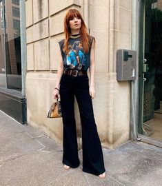 Get the jeans for 35£ at Asos UK - Wheretoget 70s Flare Jeans Outfit, Jane Aldridge, Black Flares, Flare Jeans Outfit, Coachella Looks, Black Flare Jeans, Outfits 70s