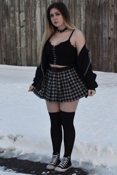 Plus Size Thigh High Socks Outfit, Chubby Skirt Outfit, Emo Outfits Plus Size, Goth Midsize, Grunge Skirt Outfit, Grunge Skirt, Anime School, Fashion Kawaii, Cosplay Kawaii