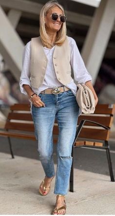 20 OUTFITS FOR WOMEN OVER 50 - valbujo Looks Jeans, Mode Casual, Fashion Hacks Clothes, Casual Chic Outfit, Fashion Mistakes