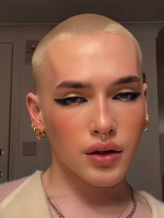 Eye Makeup Men Aesthetic, Androgynous Makeup Looks, Nb Makeup, Non Binary Makeup, Guy Makeup, Androgynous Makeup, Glamour Makeup Looks, Bold Eyeshadow