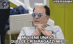 an older man wearing sunglasses with the caption'mi viene una di quelle crisifrazzi miei '