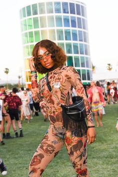 Coachella Vibes | Behold The Most Fierce and Stylish Folks At Coachella 2018 Style Coachella, Cochella Outfits, Lollapalooza Outfit, Coachella 2018, Coachella Vibes, Coachella Looks, Flannel Outfits, Uggs Outfit, Popsugar Beauty