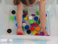 Bottle Top Soup - Sensory Play with Water and Bottle Tops Table Top Activities Eyfs, Water Tray Ideas Eyfs, Space Eyfs, Toddler Swag, Water Ideas, Tuff Spot, Sand Tray