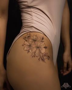 Discreet Tattoos For Women, Tato Joker, Tattoo Placements, Hip Thigh Tattoos, Inspiration Tattoos, Tattoos Women, Thigh Tattoos Women