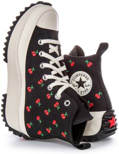 Diese Sneaker kombinieren den klassischen Converse Stil mit einer modernen Plateausohle, die Ihnen Höhe und Komfort in einem stilvollen Paket bietet. Das Schwarz Rot Farbdesign verleiht jedem Outfit eine lebendige Energie, während das Kirschtextil Obermaterial Strapazierfähigkeit und Flexibilität für den ganztägigen Einsatz bietet. Die Plateausohle verleiht nicht nur Ihrem Look eine kantige Note, sondern bietet auch überlegene Dämpfung und Traktion für einen bequemen und stabilen Gang. Converse Runstar Hike, Runstar Hike, Converse Run Star Hike Platform, Converse Style Women, Tenis Converse, Denim Diesel, Classic Converse, Converse Outfits, Converse Run Star Hike