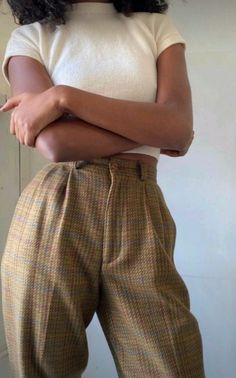 Retro Feminine Style, Vintage Outfit Ideas For Women, Dark Academia Spring Outfit, Retro Outfits 70s Style, 50s Outfits For Women, Feminine Suit, Classy Vintage Outfits, Dark Academia Outfits, Academia Outfits