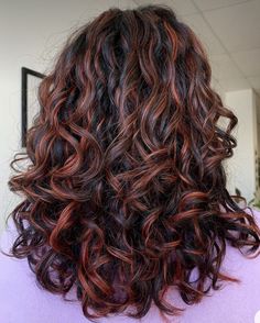 Highlight For Brown Curly Hair, Brown With Red Undertones Curly Hair, Red Hair For Curly Hair, Brown Red Balayage Curly Hair, Wavy Curly Hair Color Ideas, Curly Red Hair Dyed Highlights, Curly Red Highlighted Hair, Red Curly Hair Balayage, Hair Color For Curly Hair Highlights