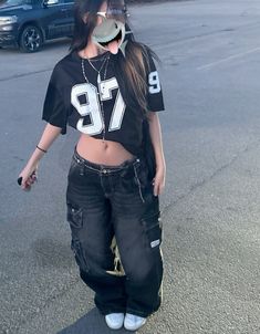 #fit #outfits #y2k #jersey Street Wear Fits Aesthetic, Free Thug Outfit, Y2k Streetwear Outfit Ideas, Sb Concert Outfit Ideas, Outfits With Jerseys Women, Grunge Woman Outfits, Y2k Street Aesthetic, Jersey Fits Woman, Womens Y2k Outfits