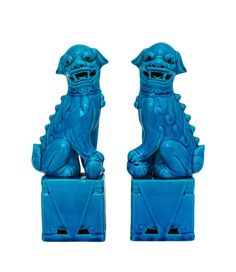 two blue foo foo statues sitting on top of each other