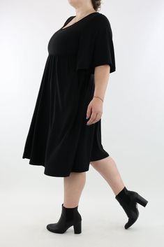 Black midi dress with pockets features a flowy elbow length flutter sleeve, invisible pockets, subtle empire waist and a v-neck line. NEW SIZING Range: Midi Length DressStyle: Mid Sleeve - V-neck - A-line dress Size Recommendation: If in between sizes, size down for a firmer fit, size up for a looser fit. Made with curves in mind Sizes 6-28 Two side pockets V-neckline Suitable for curvy body types Relaxed fit vintage style Plain black Made for comfort A special soft to touch brushed fabric (cott Curvy Body Types, Midi Dress With Pockets, Casual Leggings, Fleece Leggings, Leggings Casual, Black Midi, Mid Dresses, Midi Length Dress, Plain Black