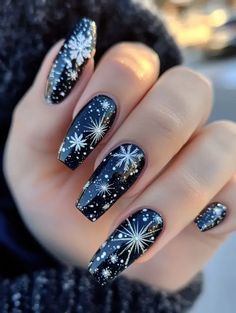 26 Festive Christmas Nail Art Design Ideas For 2023 Nail Parlour, Vienna Christmas, Holiday Manicure, Festive Nails, Pastel Nails Designs, Witchy Nails, Christmas Gel, Purple Acrylic Nails, December Nails