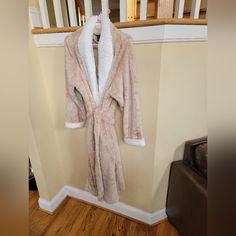 Nwot Hammacher Schlemmer Plush Fleece Bathrobe Super Soft And Comfy Will Come In Original Packaging Fits Size L/Xl All Offers Welcomed Fitted Winter Sleepwear For Relaxation, Fitted Sleepwear For Winter Relaxation, Hammacher Schlemmer, Sleepwear Robe, White Cream, Cream White, Packaging, Cream, The Originals