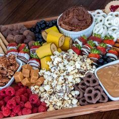 These easy Dessert Charcuterie Board Ideas are irresistibly creative and totally delicious. Whether it's for a party or a cozy night in, each of these boards takes serving snacks to a whole new level. What To Serve With Pizza, Teen Party Food, Pizza Dinner Party, Hot Chocolate Desserts, Charcuterie Table