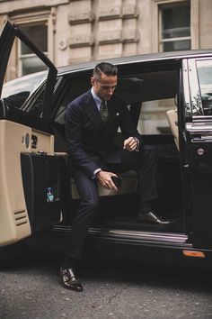 Confidence Man, Gentleman Lifestyle, Mens Luxury Lifestyle, A Man In A Suit, Man In A Suit, Look Older, Mens Lifestyle, Well Dressed Men, Mens Luxury