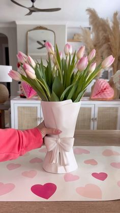 Clay Tulip Flower, Diy Clay Flower Vase, Diy Clay Vase Ideas, Air Dry Clay Vase Diy, Floreros Aesthetic, Clay Vase Diy, Small Pottery Ideas, Bow Vase, Vase With Ribbon