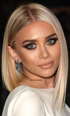 Eye Shadow For Blondes, Edgy Short Blonde Hair, Pinup Makeup Looks, Smokey Eye Blonde, Contouring Blond, Blonde Hair With Dark Eyebrows, Makeup Ideas For Blondes, Blonde Hair And Green Eyes, Short Platinum Blonde Hair