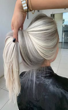 Trending Blonde Hair 2024, Blonde Hair Cuts Medium Long Layered, Icy Blonde Hair, Silver Blonde Hair, Beautiful Blonde Hair, Silver Blonde, Blonde Hair Color Ideas, Blonde Hair Looks, Pretty Hair Color