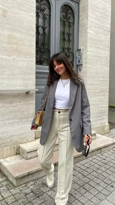 Grey Collared Shirt Outfits, Grey Blazer Casual Outfit Woman, Nyc Corporate Fashion, Blazer Outfits Smart Casual, Gray Blazer Casual Outfit, Outfits With Grey Blazers For Women, Gray Outfit Combination, Outfits With Gray Blazer, Grey Clothes Combination