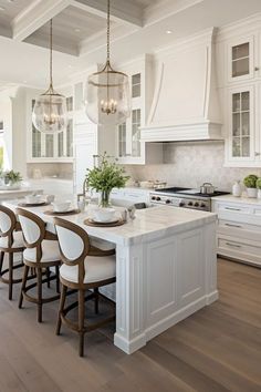 Backsplash With White Cabinets, White Kitchen Backsplash, Modern Kitchen Island, Island Countertops, White Cabinetry, Kitchen Inspiration Design, Trendy Kitchen, Unique Kitchen