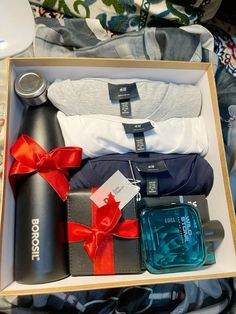 What To Gift Ur Boyfriend, Wallet For Men Boyfriends Gift Ideas, Birthday Gifts For Boyfriend Baskets For Him, Christmas Presents For My Boyfriend, Birthday Gift Inspo Boyfriend, Mens Christmas Basket Ideas, Boyfriend Gift Box Ideas Birthday, Christmas Presents For Him Boyfriends, Boy Gift Ideas Boyfriends