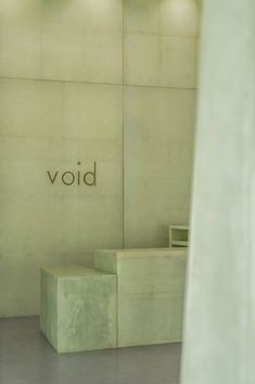 there is a bench in the middle of a room with a sign on it that says void