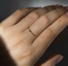 Tiny Diamond Ring, Red Earrings Stud, Dainty Diamond Ring, Dainty Gold Rings, Tiny Rings, Zierlicher Ring, Simple Diamonds, Simple Engagement Rings, Natural Diamond Ring