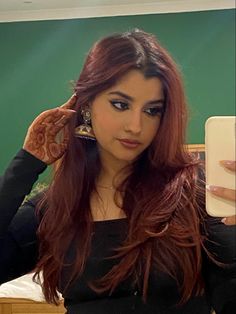 red hair on brown desi girl henna Red Hair Indian, Red Hair On Brown Skin, Hair On Brown Skin, Hair Color Cherry Coke, Dyed Hairstyles, Indian Hair Color, Hair Color For Brown Skin, Wine Hair Color, Wine Red Hair