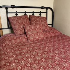 Gettysburg Cranberry and Tan Woven Coverlet - Primitive Star Quilt Shop Primitive Bedroom Ideas, Prim Bedrooms, Primitive Shower Curtains, Colonial Bedrooms, Primitive Bedding, 1800s Home, Farmhouse Style Curtains, Primitive Bedroom, Swag Curtains