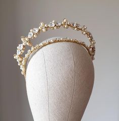 a headpiece made out of gold and white pearls