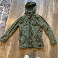 Gap. Outdoor Gear, Army Jacket, Green, Forest Clothing. Size Small, Never Worn. Weathering Jacket. Mountaineering. Camping. Fall Style. Autumn. Forest Clothing, Forest Clothes, Army Green Jacket, Army Jacket, Green Forest, Gap Jackets, Fall Style, Mountaineering, Utility Jacket