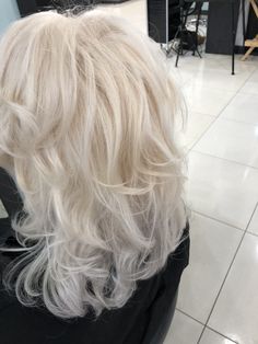 Bleached Platinum Hair, Full Blonde Dyed Hair, Blonde Cream Hair, Platinum Blonde Layers, Platinum Blonde With Layers, Medium Length Platinum Blonde Hair With Layers, White Hair Haircut, Shaggy Platinum Blonde Hair, White Gold Blonde Hair