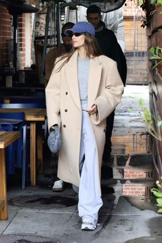 Hailey Bieber casual style Hailey Bieber Nyc Style, Hailey Bieber New York, Hailey Bieber Fall Style, Hailey Bieber Sweatpants, Sports Event Outfit, New York Autumn Outfit, Winter Airport Outfit, Hailey Bieber Aesthetic