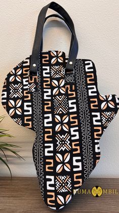 Show you'r African pride with our African print handbag.This beautiful Kente handbag was sourced from Accra,Ghana and made with Authentic 100% (Kente) African print fabric. Ankara Bag Designs, Ankara Handbags, Afro Accessories, African Handbags, Ankara Bags, Sac Tote Bag, African Inspired Decor, African Bag, Pan African